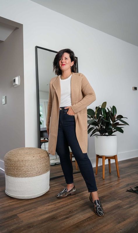 Style A Long Cardigan, How To Wear A Long Cardigan, Tan Cardigan Outfit, Brown Cardigan Outfit, How To Style A Cardigan, Light Brown Pants, Long Cardigan Outfit, Cardigan Fall Outfit, Khaki Sweater