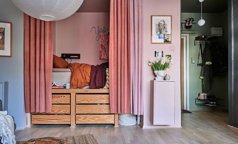 Well that’s a surprise! A calm grey living area is combined with a wonderful colorful bed nook with underneath storage (photo: Bjurfors) Scandinavian Studio Apartment, New York Studio Apartment, Scandinavian Studio, Living Room And Bedroom Combo, Alcove Bed, Scandinavian Loft, Apartment Curtains, Small Studio Apartment Decorating, Loft Apartments