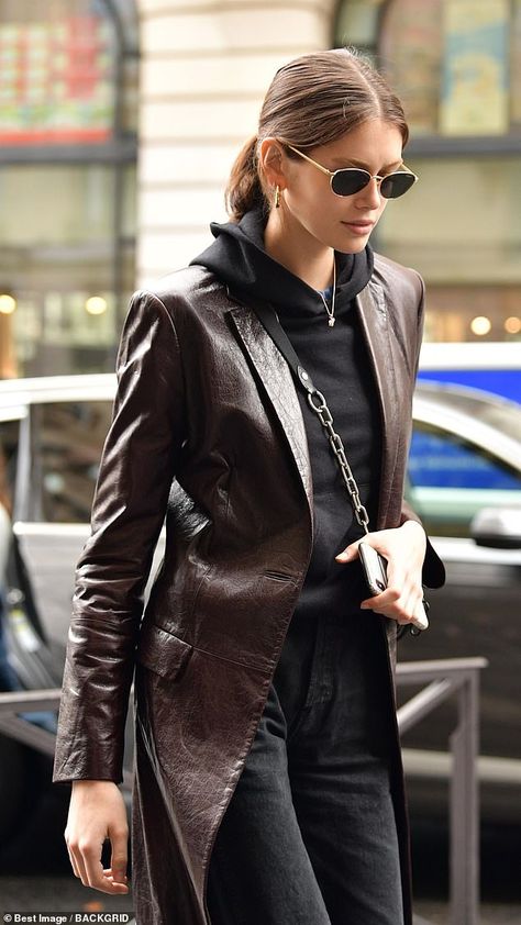 Trent Coat, Leather Coat Outfit, Strand Outfit, Kaia Gerber Style, Brown Leather Coat, Leather Jacket Outfits, Kaia Gerber, Looks Street Style, Celebrity Street Style