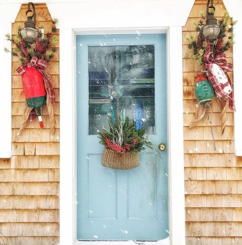 Maine Christmas Decor, Modern Cottage Exterior, Aqua Front Doors, Christmas Outdoor Decor Ideas, Maine Christmas, Diy Mantel, Outdoor Christmas Decor Ideas, Maine Decor, Coastal Christmas Decor