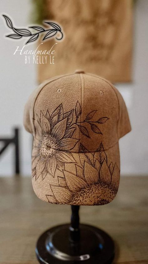 Pyrography On Hats, Custom Hat Ideas, Cowboy Hat Design, Fabric Painting Techniques, Felt Cowboy Hats, Painted Hats, Wood Burning Crafts, Diy Hat, Western Hats