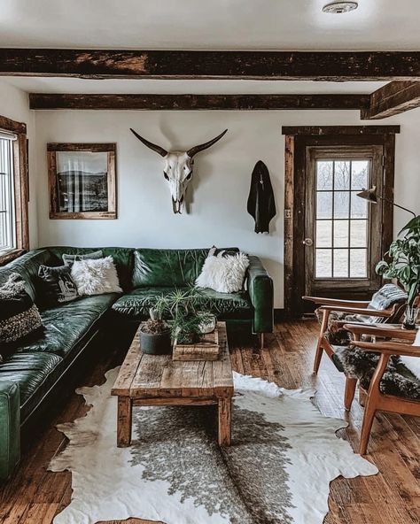 Western Glam Decor, Grunge Living Room, Western Living Room Ideas, Western Style Living Room, Western Interior Design, Western Living Rooms, Green Couch Living Room, Cottagecore House, Western Farmhouse