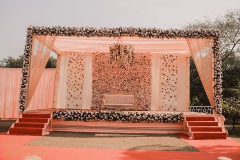 Mint Lehenga, Floral Decor Ideas, Wedding Floral Decor, Indian Wedding Stage, Engagement Stage Decoration, Reception Stage Decor, Simple Stage Decorations, Themed Wedding Decorations, Wedding Stage Backdrop