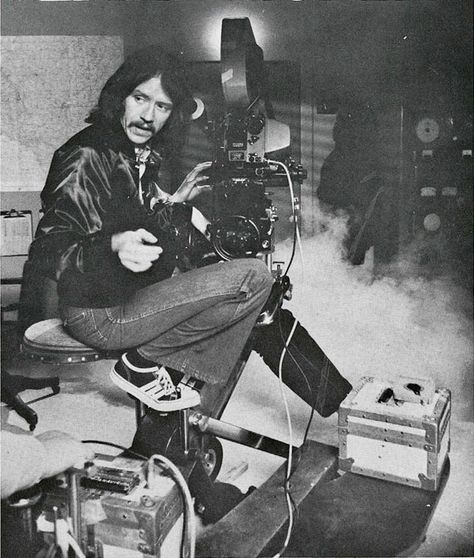 Director John Carpenter behind the scenes of "THE FOG" (1980) with fog machines The Fog 1980, In The Mouth Of Madness, Film Genres, Movie Directors, Slasher Movies, Horror Posters, John Carpenter, Science Fiction Film, Michael Myers Halloween