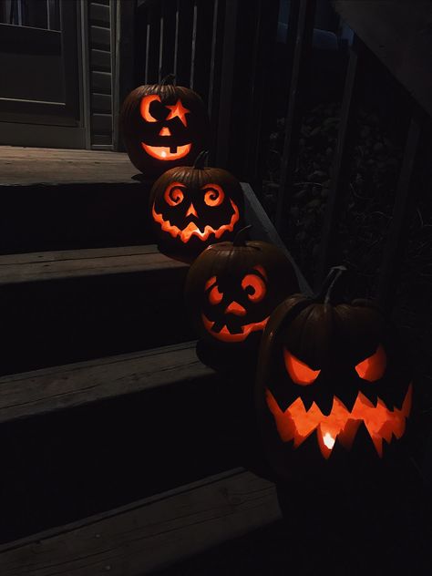 Pumpkin Carving Aesthetic, Cottagecore Autumn, Helloween Wallpaper, Pumpkin Painting Ideas, Carving Pumpkins, Pumpkin Carvings, Halloween Pumpkin Designs, Halloween Facts, Halloween Table Decorations