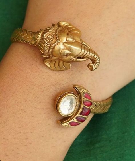 Kankanam Bangles Gold, Gold Bracelet Simple, Bride Jewelry Set, Antique Necklaces Design, Gold Jewelry Outfits, Gold Earrings Models, Indian Bridal Jewelry Sets, Fancy Jewelry Necklace, Antique Jewellery Designs