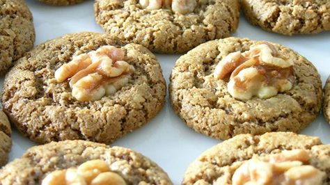 These delicately-spiced, rose-scented cookies are the perfect treat for Passover since they contain no flour. They are nutty and rich, slightly chewy with a crunchy exterior. Pistachios or almonds can be substituted for the walnuts. Walnut Cookie Recipes, Persian Desserts, Persian Cuisine, Walnut Cookies, Desserts Vegan, Passover Recipes, Persian Food, Chewy Cookie, Passover