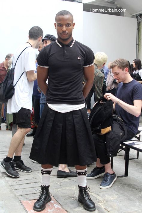 Looks de l'été 2016 en 16 photos prises lors de la fashion week à Paris d'hommes venus assister aux défilés : combinaisons, jupes, vêtements de créateurs. Men Skirt Outfits, Mens Skirt, Men In Dresses, Men's Skirts, Men Skirt, Men In Skirts, Rock Style Men, Guys In Skirts, Men Wearing Skirts