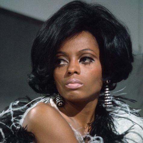 diana ross (1960s) 60’s Makeup, 1960s Makeup, 60s Makeup, Perfume Versace, 70s Makeup, 60s Hair, Makeup Looks For Green Eyes, New Years Eve Makeup, Vintage Black Glamour