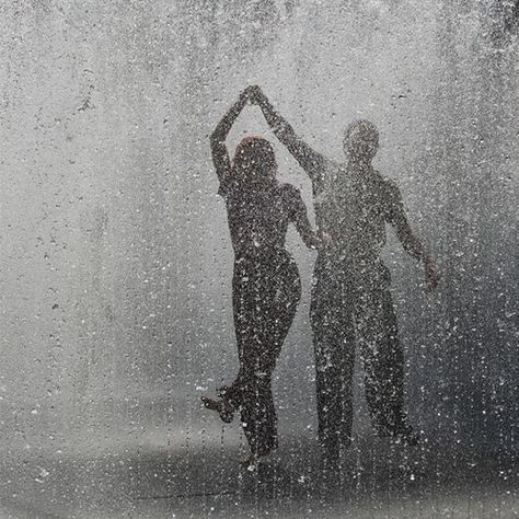 Now that's what I'm talking about!!!  A man who's spontaneous & will dance w/his lady even in the rain! Dance In The Rain, I Love Rain, Under The Rain, Love Rain, Singing In The Rain, Foto Vintage, Foto Art, Dancing In The Rain, Jolie Photo