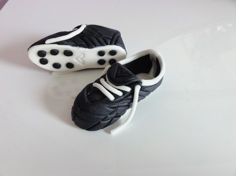 Soccer Shoes Gumpaste | von simonamaria1975 Footy Cake, Soccer Cupcakes, Football Themed Cakes, Soccer Ball Cake, Football Birthday Cake, Football Cupcakes, Fondant Techniques, Soccer Cake, Soccer Kids