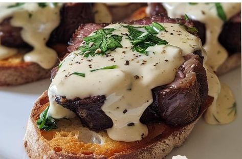 Beef Tenderloin Crostini with Parmesan Cream Sauce tonight Beef Tenderloin Crostini, Tenderloin Crostini, Pineapple Lemonade Punch, Peach Cheesecake, Dessert House, Biscuit Home, Parmesan Cream Sauce, Toast In The Oven, Summer Drink Recipes