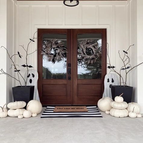 Fall Porch Ideas, Modern Halloween Decor, Fall Front Porch Decor Ideas, Front Stoop, Porch Pumpkins, Halloween Front Porch Decor, Pine Island, Modern Halloween, Fall Front Porch Decor