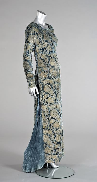 Fortuny stenciled velvet tea gown, c.1920. Fortuny Dress, Style Année 20, Mariano Fortuny, Velvet Evening Dress, Spanish Fashion, 20th Century Fashion, 20s Fashion, Retro Mode, Vintage Gowns