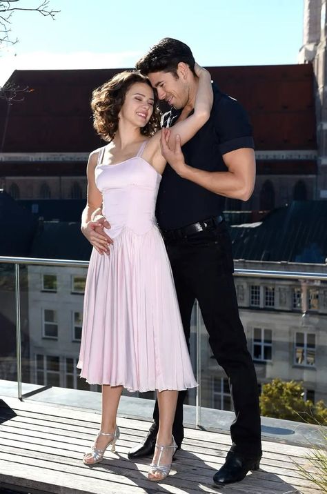 The 28 Best Couples Halloween Costume Ideas for 2023 - Wonder Forest Dirty Dancing Costume, 80s Couple Costume, Unique Couples Costumes, Punny Halloween Costumes, Unique Couple Halloween Costumes, Couples Halloween Costume Ideas, Best Couples, Couples Halloween Costume, Duo Costumes