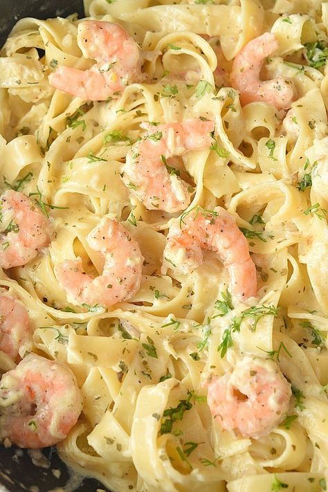 Superbly CREAMY,DELICIOUS,EASY and amazingly Flavorful restaurant-style,copycat Olive Garden recipe of Fettuccine Alfredo with Shrimp(it's Shrimp Fettuccine). Its Shrimp Alfredo with creamy,cheesy homemade Alfredo Sauce- with lots of Parmesan,Cream and spices to make this dish so easy to put together that you can fix your dinner/lunch in under 30 mins! #savorybitesrecipes #shrimpalfredo #shrimpfettuccinealfredo #copycatrecipe #restaurantstyle #dinnerrecipes Olive Garden Shrimp Alfredo, Fettuccine Alfredo With Shrimp, Alfredo With Shrimp, Shrimp Fettuccine Recipes, Shrimp Pasta Recipes Creamy, Olive Garden Recipe, Shrimp Alfredo Pasta Recipes, Alfredo Sauce Easy, Shrimp Fettuccine Alfredo