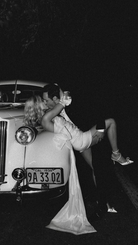 Couple Car Poses, Old School Wedding, Vegas Wedding Photos, Vintage Engagement Photos, Car Poses, Funny Couple, Wedding Picture Poses, Wedding Photography Styles, 25 21