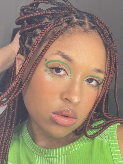 Green Liner Looks, Colored Liner Makeup Looks, Colourful Eyeliner Looks, Colorful Eyeliner Looks, Funky Eyeliner, Green Graphic Liner, Colorful Graphic Liner, Hippie Makeup, Colorful Eyeliner