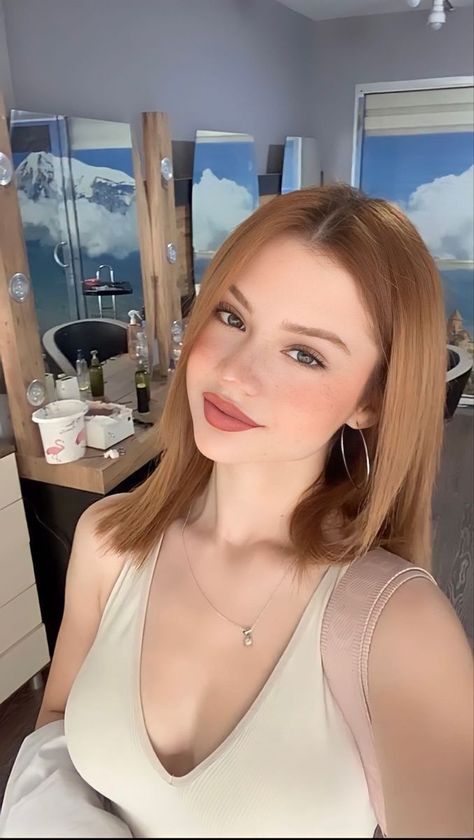 Hair Color Auburn, Hair Inspo Color, Ginger Hair, Medium Length Hair Cuts, Pretty Face, Hair Looks, Hair Inspo, Dyed Hair, Red Hair