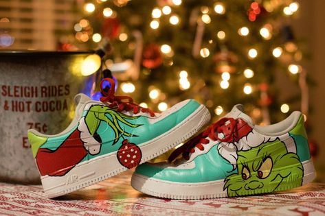 By Rudy Leyvas Custom Air Ones! #Christmas #Grinch #AirForceOnes #customs #xmas Christmas Shoes Diy, Grinch Shoes, Sneaker Ideas, Shoes Painting, Alice Art, Sneakerhead Room, Shoe Painting, Casa Hobbit, Painted Shoes Diy