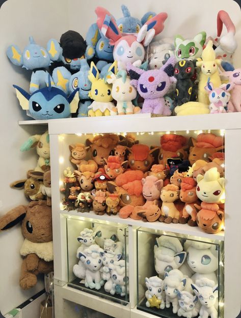 Pokemon Plush Collection, Pokemon Collection Room, Plushie Display Ideas, Pokemon Collection Display, Trinket Core, Stuffed Animal Storage Diy, Pokémon Plushies, Pokemon Stuffed Animals, Pokemon Plushies