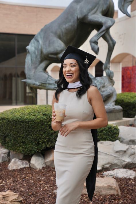 Unique White Dress, Graduation Outfit Ideas University, Graduation Ceremony Outfit, Unique Black Dresses, Graduation Outfits For Women, Graduation Outfit College, Graduation Outfit Ideas, Masters Graduation, College Graduation Pictures Poses