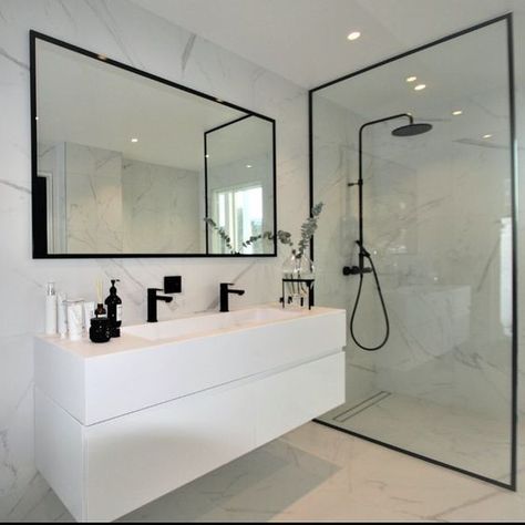 Drømme Bad, Black Fixtures, Mirror On The Wall, Single Hole Bathroom Faucet, Rm Namjoon, 아파트 인테리어, Bad Design, Marble Bathroom, Bathroom Renos