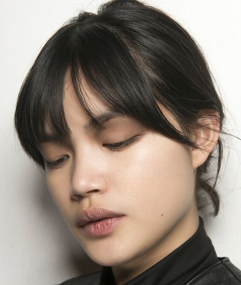 Quit hesitating and make the chop, these simple bang hacks will change your life. Curled Bangs, Style Bangs, Androgynous Haircut, How To Cut Bangs, How To Style Bangs, Long Hair With Bangs, Undercut Hairstyles, Short Hair With Bangs