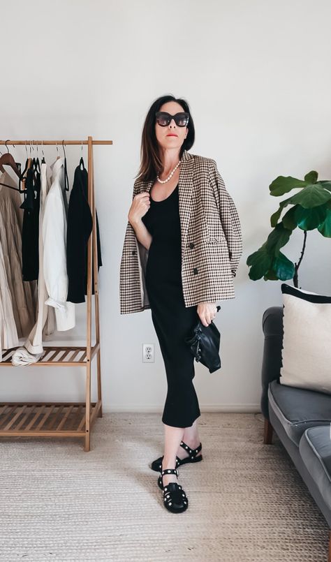 How to Style Fisherman Sandals | Art In The Find Spring In Paris, Freda Salvador, Spring Work, Spring Work Outfits, Cream Shorts, Fisherman Sandals, Black Stud, Wardrobe Stylist, Clare V.