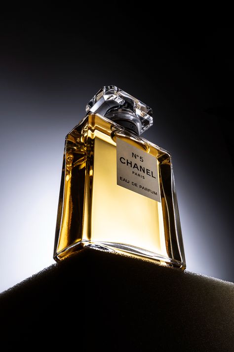 N5 - Akatre Chanel Perfume Photography, N5 Chanel, Foto Still Life, Luxury Advertising, Bottle Shoot, Blog Website Design, Fragrance Photography, Ad Photography, Parfum Chanel