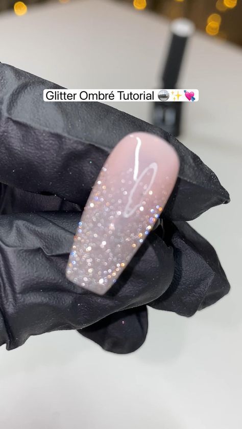 Ombre Nails Tutorial, Diy Nails Easy, Nail Tutorial Videos, Glittery Nails, Nail Art Glitter, Ombre Nails Glitter, Nail Art For Beginners, Nail Art Designs Videos, Glitter Ombre