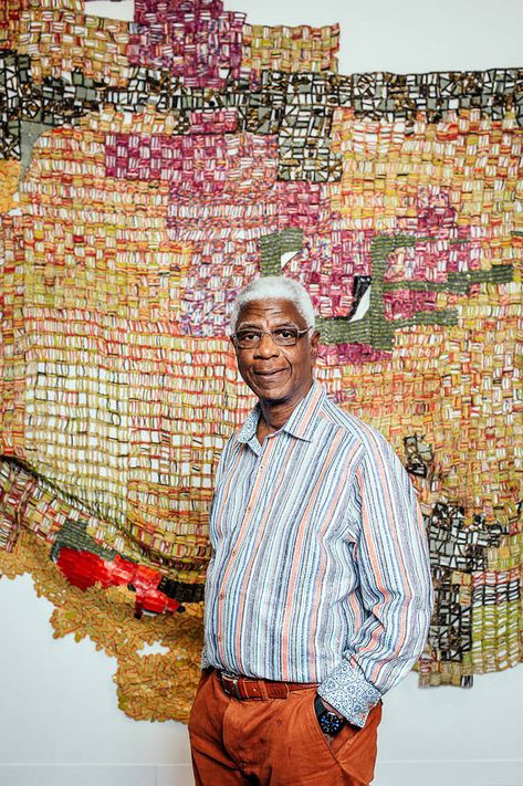 El Anatsui in front of his 2016 ‘Trova’ sculpture El Anatsui, African Artists, Elementary Art Projects, Textile Fiber Art, Global Art, Art Textile, Artist Style, Black Artists, Textile Artists