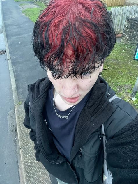 Ghost Roots Short Hair, Black And Red Hair Men, Hair Color Ideas Men, Red Roots Black Hair, Dark Red Hair Aesthetic, Boys Haircuts Long, Black Roots Red Hair, Billie Eilish Hair, Red Hair Streaks