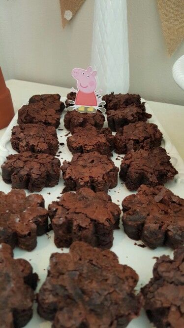 Peppa Pig Jumping in Muddy Puddles (brownies).... Estera Peppa Pig Swimming Party, Peppa Pig Birthday Activities, Peppa Pig Desserts, Peppa Pig Birthday Party Games, Props Pig Birthday, Peppa Pig Boy Birthday Party, Peppa Pig Food Ideas, Peppa Pig 3rd Birthday Party, Peppa Pig Birthday Party Food