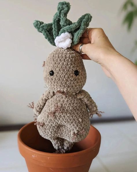 Mega Jake the mandrake 🌿 I had so much fun designing it! It's so cute and cuddly I just can't 😭. Pattern available in my bio! #chenilleyarn #crochetplushie #plush #plushie #amigurumiplant #mandragora #crochettoy #crochetdoll #notyourgrandmascrochet #instacrochet #instaamigurumi #whimsical #cottagecoreartist #mandrakeroot #plantart Crochet Mandrake Pattern Free, Mandrake Crochet Pattern, Enchanted Creatures, Harry Potter Crochet, Crochet Dreams, Cute Tooth, Homemade Halloween Decorations, Cute And Cuddly, Crochet Plant