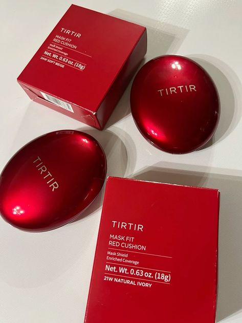 ❤️[72-HOUR LONG-LASTING GLASS SKIN COVERAGE] TIRTIR's dense and fine powder provides buildable coverage, concealing redness, blemishes, and under-eye bags for a glassy skin appearance that suits your style while delivering an incredible 72-hour makeup endurance. Enjoy flawless, long-lasting coverage with no fading, cracking, caking, creasing, or transferring. Korean Cushion Foundation, Korean Cushion, Korean Foundation, Foundation Full Coverage, Koleksi Makeup, Red Cushion, Disney Makeup, Cushion Foundation, Full Coverage Foundation