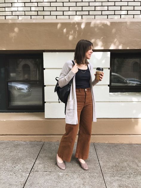 Everlane's Day Glove sandal and my favorite wide leg pants! Midsize Wardrobe, Styling Wide Leg Pants, Wide Leg Pants Outfit, 2018 Style, Style Wide Leg Pants, Outfits To Wear, Cold Weather Fashion, Best Outfits, Outfit Trends