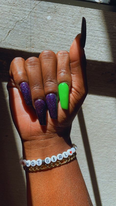 Joker Acrylic Nails, Purple And Green Nails Halloween, Joker Themed Nails, Joker Nails Acrylic, Joker Inspired Nails, The Joker Nails, Green And Purple Halloween Nails, Halloween Green Nails, Descendants Nails