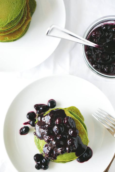 green smoothie pancakes with macerated blueberries Monster Pancakes, Grinch Pancakes, Paleo Pancake Recipe, Green Pancakes, Light And Fluffy Pancakes, Freeze Pancakes, Paleo Pancakes, Blueberry Syrup, Avocado Breakfast