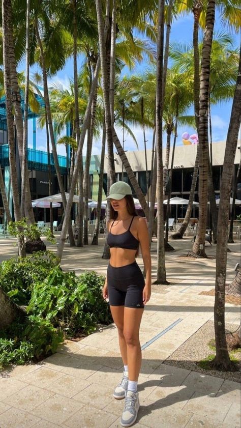 Hawaii Hiking Outfit, Hike Outfit Summer, Stylish Hiking Outfit, Backpacking Outfits, Cabin Outfit, Camping Outfit, Outfit Basic, Outfit Verano, Cute Hiking Outfit