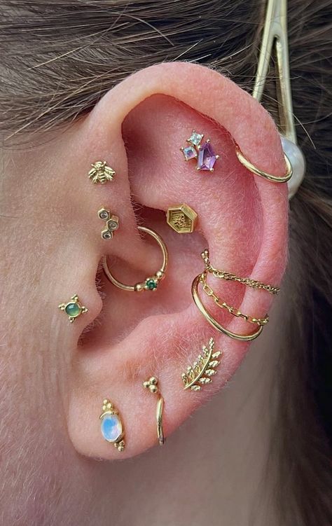 Earring Design Ideas On Ear, Ear Piercings Pretty, Dainty Industrial Piercing, Ear Setup, Ear Scape, Peircings Women, Piercing Stack, Ear Piercings Industrial, Ear Piercings Chart