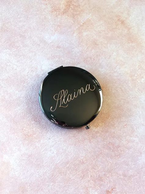 Calligraphy Engraved Compact Mirror Gold Gift for Mom Chrome/Dark Grey #compactmirror #engravedcompact #giftformom #bridesmaidsgift #bachelorettegift #weddingdetails Custom Gifts For Friends, Mother In Law Gift Ideas, Mother Gift Ideas, Gift Ideas For Sister, Sister Gift Ideas, Christmas Gift Ideas For Women, Bridesmaids Bachelorette, Sister Best Friend, Gold Girl