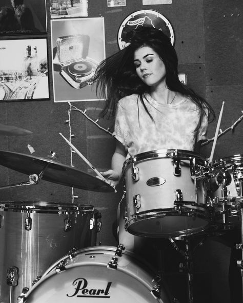 Elise Trouw drumming Woman Drummer Aesthetic, Drummer Aesthetic, Girl Drummer Aesthetic, Elise Trouw, Drum Sets Aesthetic, Girl Playing Drums Aesthetic, Drums Set Aesthetic, Drums Girl, Cool Drum Set Aesthetic