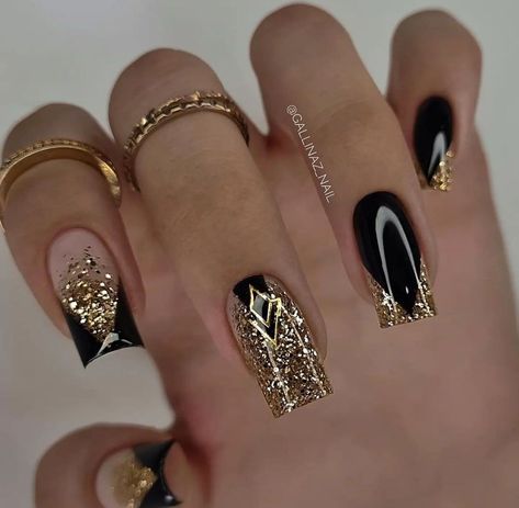 Black And Gold Toe Nails, Black And Gold Square Nails, Gold Color Nails, Black And Gold Short Nails, Gold Fake Nails, Gold Toe Nails, Black And Gold Nails, Black Gold Nails, Nails Short Square