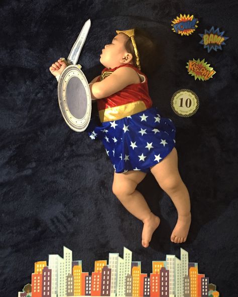 baby wonder woman in action Baby Wonder Woman, Gallo Fino, Monthly Baby, Baby Mom, Baby Art, 4 Months, Baby Photoshoot, Baby Month By Month, Baby Photography