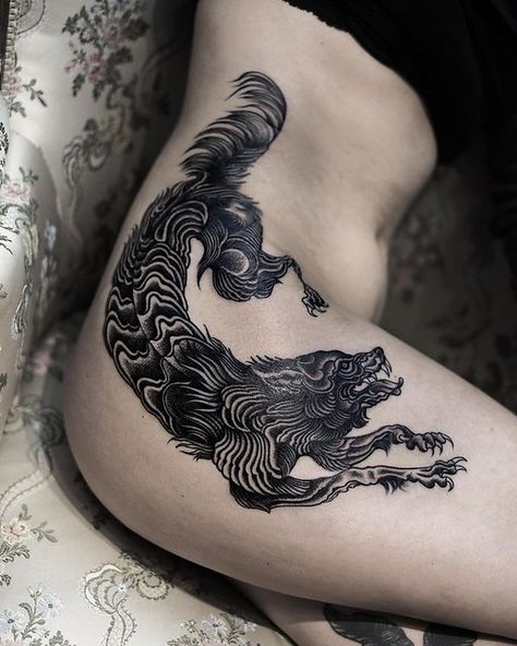 Black Wolf Tattoo, Tattoo On Hip, Thigh Tattoo Ideas, Side Hip Tattoos, Stomach Tattoos Women, Polka Tattoo, Wild Tattoo, Hip Tattoos Women, Stomach Tattoos