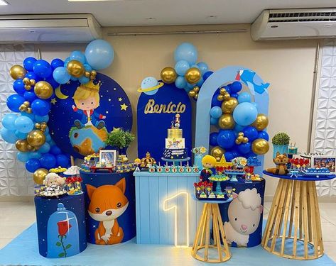 Mini Festa da Lu on Instagram: "Pequeno príncipe para comemorar o 1aninho do Bernardo 👑✨ Projeto desenvolvido do jeitinho que a mamãe pediu e o resultado ficou como sonhamos,uma explosão de fofura 💙 . . . . #festa1ano #festainfantil #festainfantiloficial #festamenino #festapequenoprincipe #temapequenoprincipe #decorpequenoprincipe #decoracaopequenoprincipe #inspiraçãofesta #inspiraçãopequenoprincipe" Prince Theme, Baby Birthday Decorations, Prince Birthday, Do Baby, Baby Mickey, September 8, 1st Birthdays, The Little Prince, Baby Party