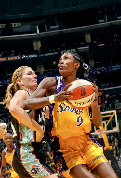 Los Angeles Sparks Wnba, Lisa Leslie, Athletic Aesthetic, Basketball Photography, National Basketball Association, Retro Women, Wnba, Sports Stars, Womens Basketball