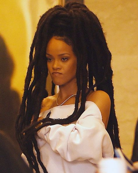 Rihanna Faux Locs, Rihanna Dreads, Edits Photos, Rihanna Street Style, Rihanna Fan, Rihanna Outfits, Rihanna Looks, African Prom Dresses, Dreadlock Styles