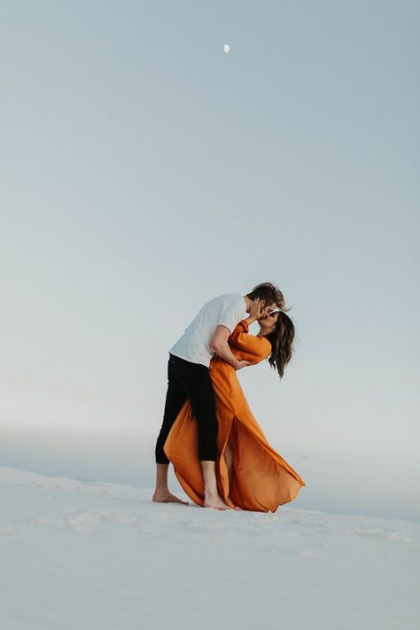 Pre Wedding Praia, White Sands National Monument, Photography Couples, Engagement Session Outfits, Photography Tools, Engagement Poses, Couple Photoshoot Poses, Couples Session, Engagement Photo Inspiration